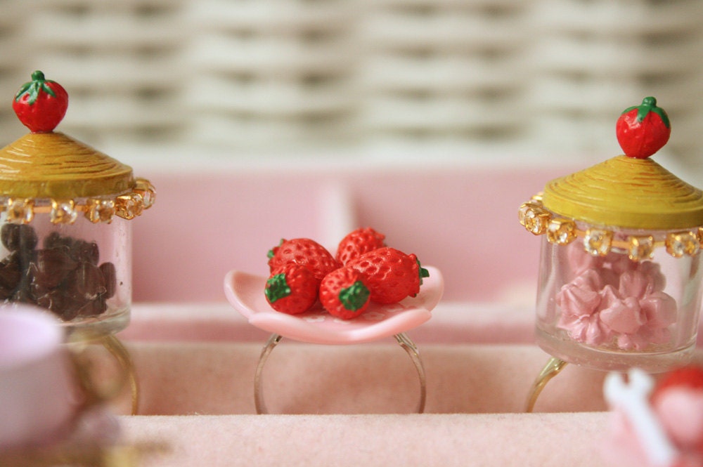 Erdbeeren Früchte Auf Einem Tellerring von lepetitebonbon