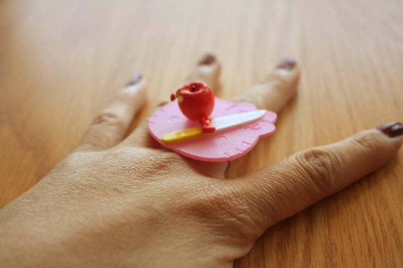 Kitty Geschälten Apfel Auf Ein Brett-Schneidring von lepetitebonbon