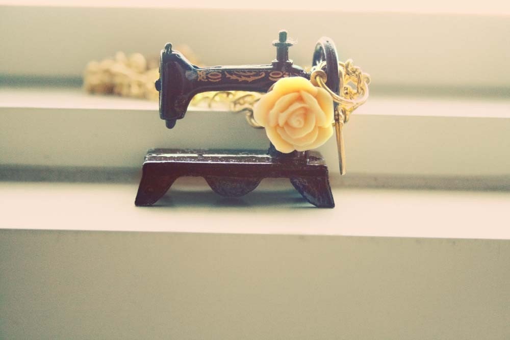 Mad Hatter Alte Mode Nähmaschine Halskette von lepetitebonbon