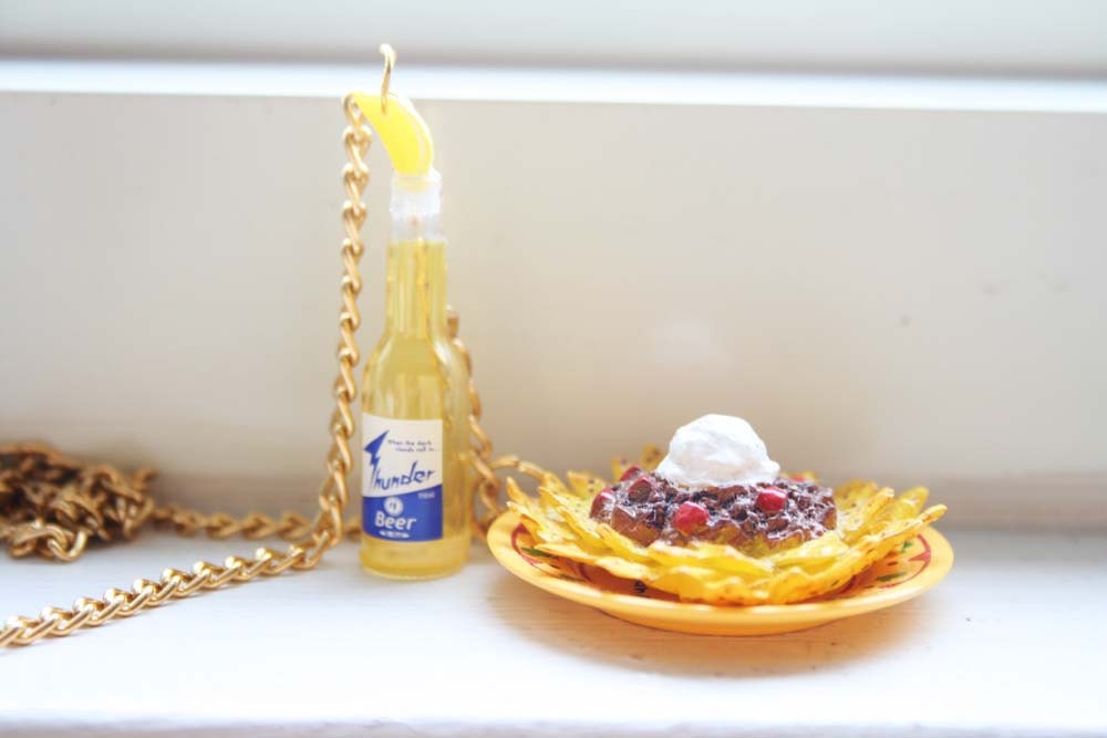 Nacho-Chips Und Bier Mit Zitrone von lepetitebonbon