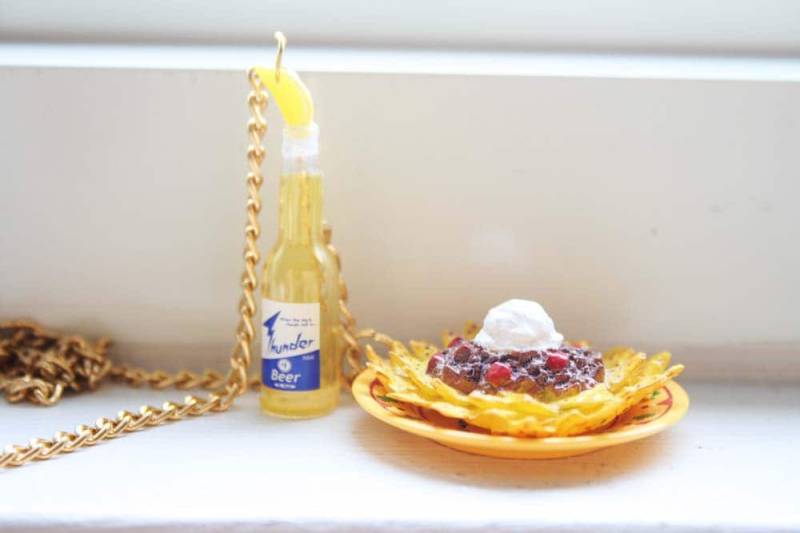 Nacho-Chips Und Bier Mit Zitrone von lepetitebonbon