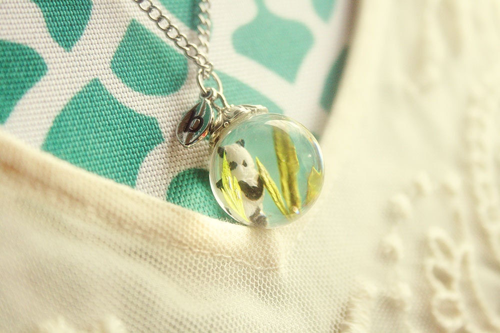 Panda-Bär in Einer Ersten Glas-Kugel-Kette von lepetitebonbon