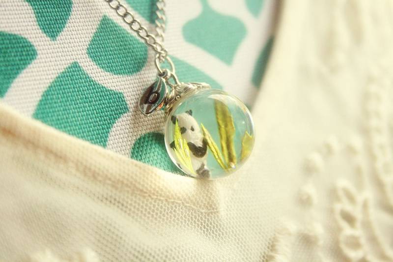 Panda-Bär in Einer Ersten Glas-Kugel-Kette von lepetitebonbon