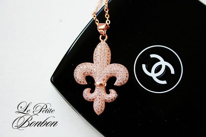 Pave Fleur De Lis Rose Gold Ton Mit Funkeln Den Kristallen Halskette Pave Fleur De Lis Rose Gold Ton Mit Funkeln Den Kristallen Halskette von lepetitebonbon