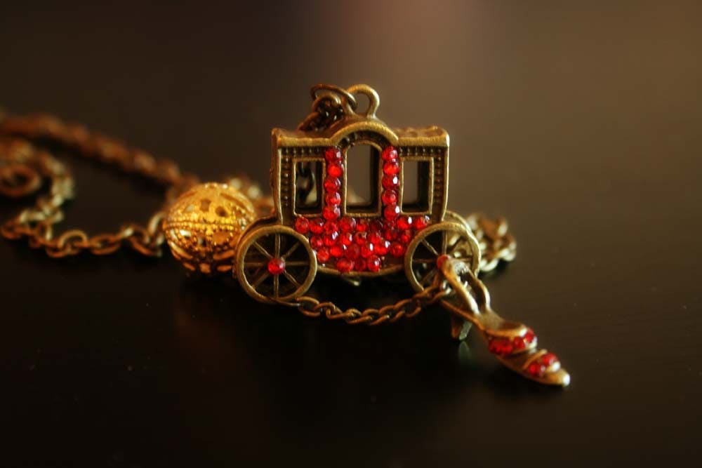 Prinzessin Kutsche Mit Ihrer Fehlenden Pantoffel An Den Königlichen Ball-Halskette von lepetitebonbon