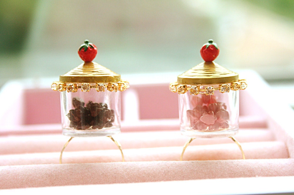 Schokolade Oder Erdbeere-Chips in Einem Jar-Ring. | Wählen Sie Ein von lepetitebonbon