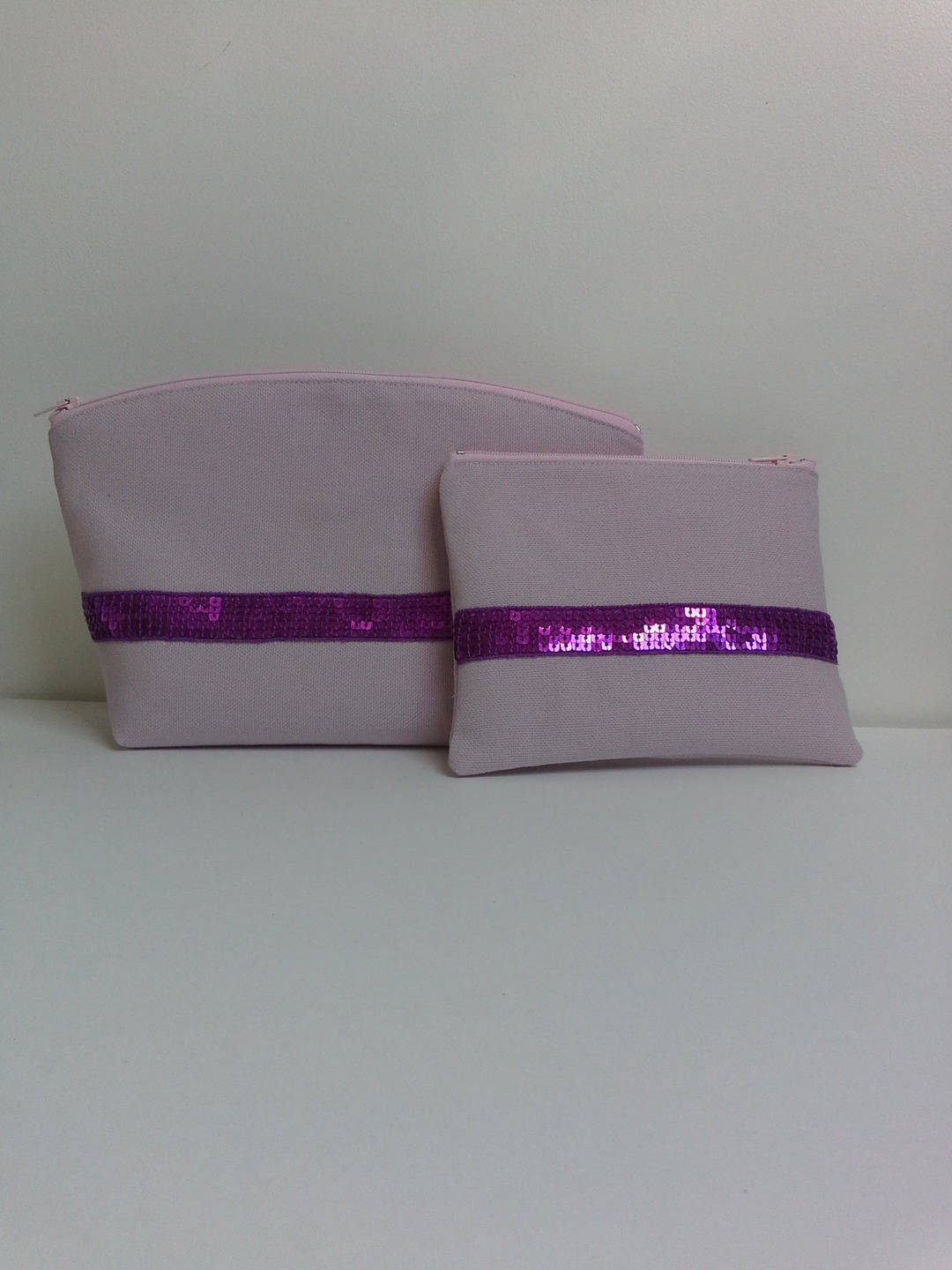 Set Aus Kosmetiktaschen Baumwolle, Verziert Mit Einem Fuchsiafarbenen Paillettenband Und Einer Münztasche Set Aus Kosmetiktaschen Baumwolle, Verziert Mit Einem Fuchsiafarbenen Paillettenband Und Einer Münztasche von les3bobines