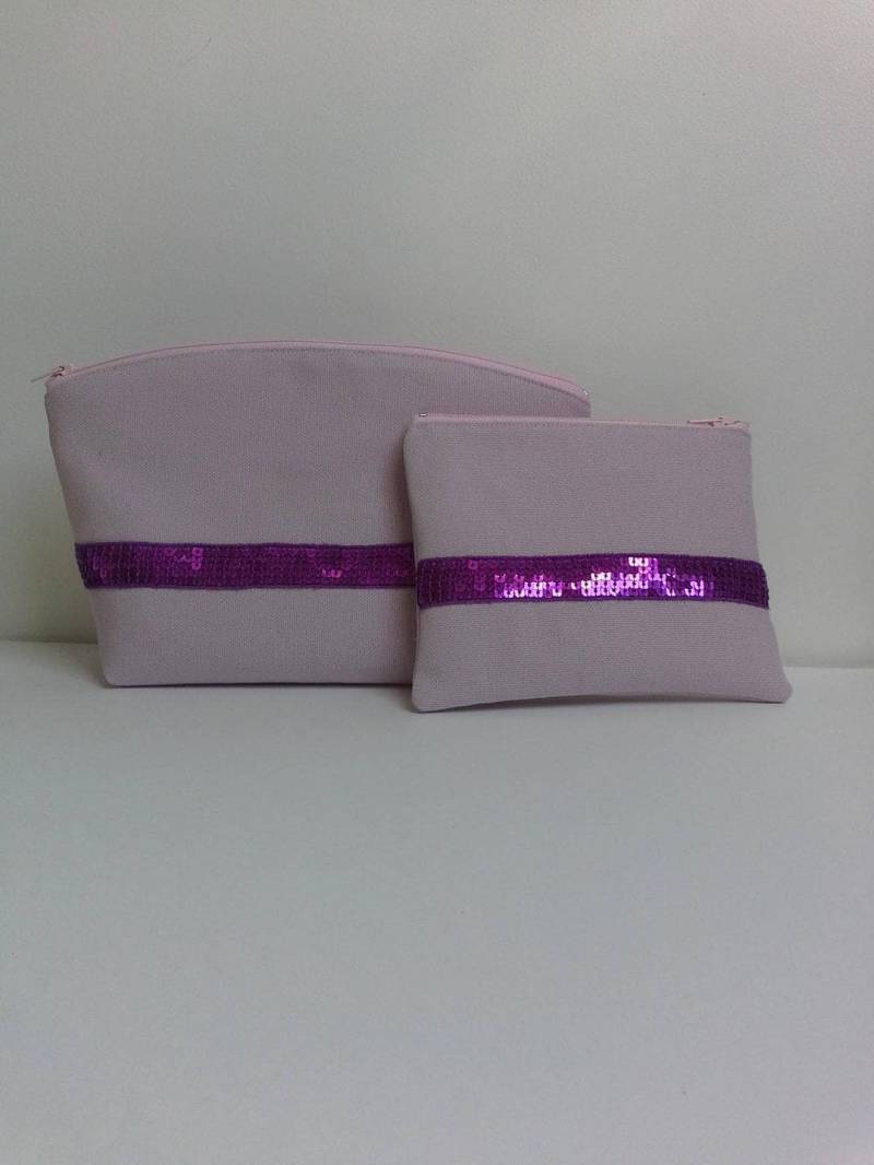 Set Aus Kosmetiktaschen Baumwolle, Verziert Mit Einem Fuchsiafarbenen Paillettenband Und Einer Münztasche Set Aus Kosmetiktaschen Baumwolle, Verziert Mit Einem Fuchsiafarbenen Paillettenband Und Einer Münztasche von les3bobines
