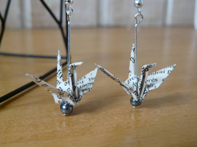 Origami-Kranich-Ohrringe Auf Buchpapier Origami-Kranich-Ohrringe Auf Buchpapier von lesbijouxdechantal