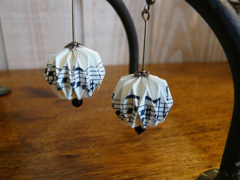 Origami-Ohrringe, Musik-Laternenbälle, Musik-Origami-Bälle, Laternenbälle, Musikschmuck, Musikerschmuck Origami-Ohrringe, Musik-Laternenbälle, Musik-Origami-Bälle, Laternenbälle, Musikschmuck, Musikerschmuck von lesbijouxdechantal