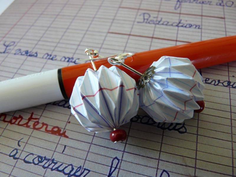 Origami-Ohrringe, Papierkugeln, Schulheft-Papierschmuck, Lehrerschmuck Origami-Ohrringe, Papierkugeln, Schulheft-Papierschmuck, Lehrerschmuck von lesbijouxdechantal