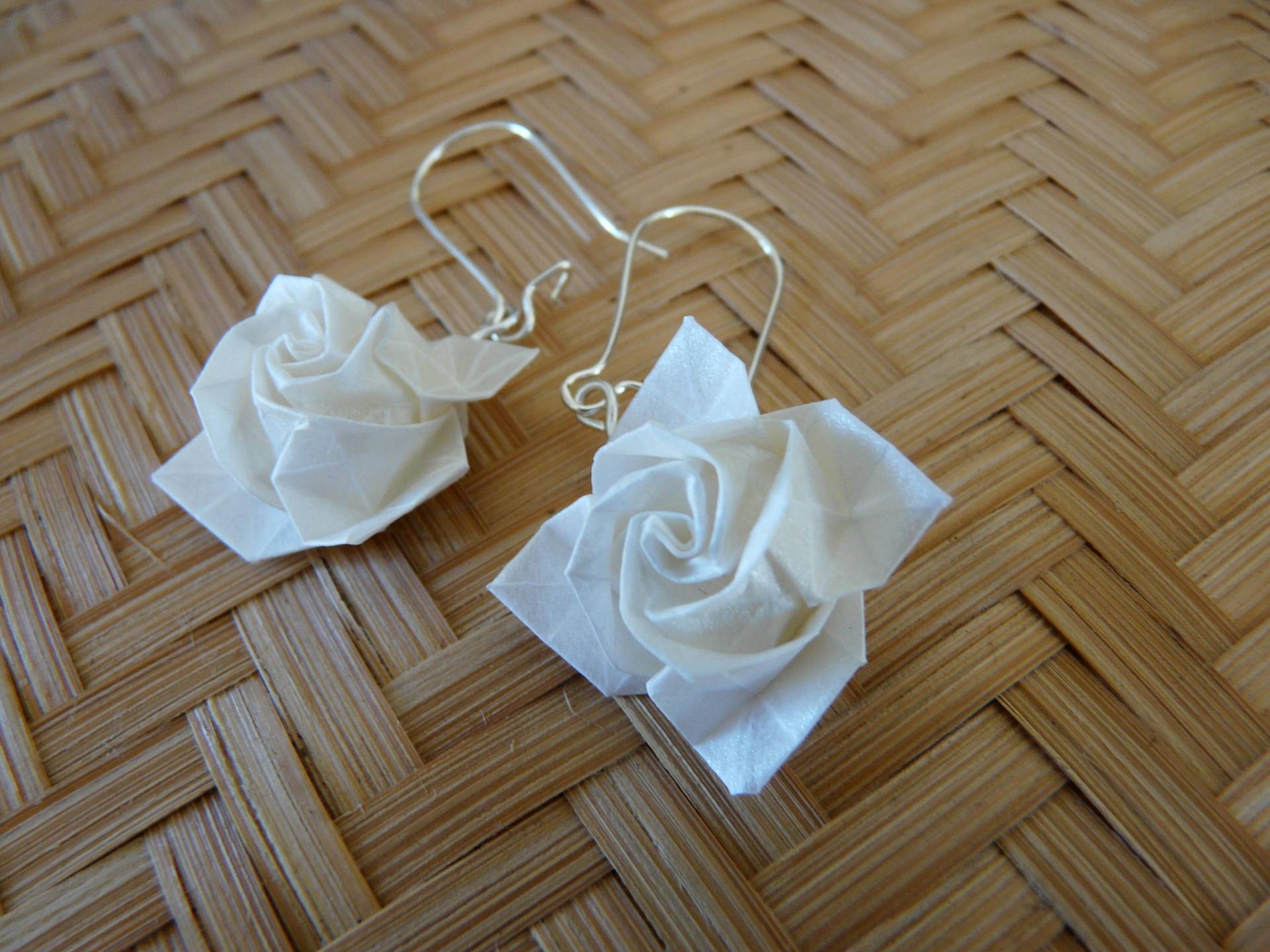 Origami-Ohrringe, Perlmuttfarbene Origami-Rosen, Papierrosen, Hochzeitsohrringe, Elfenbeinrosen, Transparentpapierblumen Origami-Ohrringe, Perlmuttfarbene Origami-Rosen, Papierrosen, Hochzeitsohrringe, Elfenbeinrosen, Transparentpapierblumen von lesbijouxdechantal