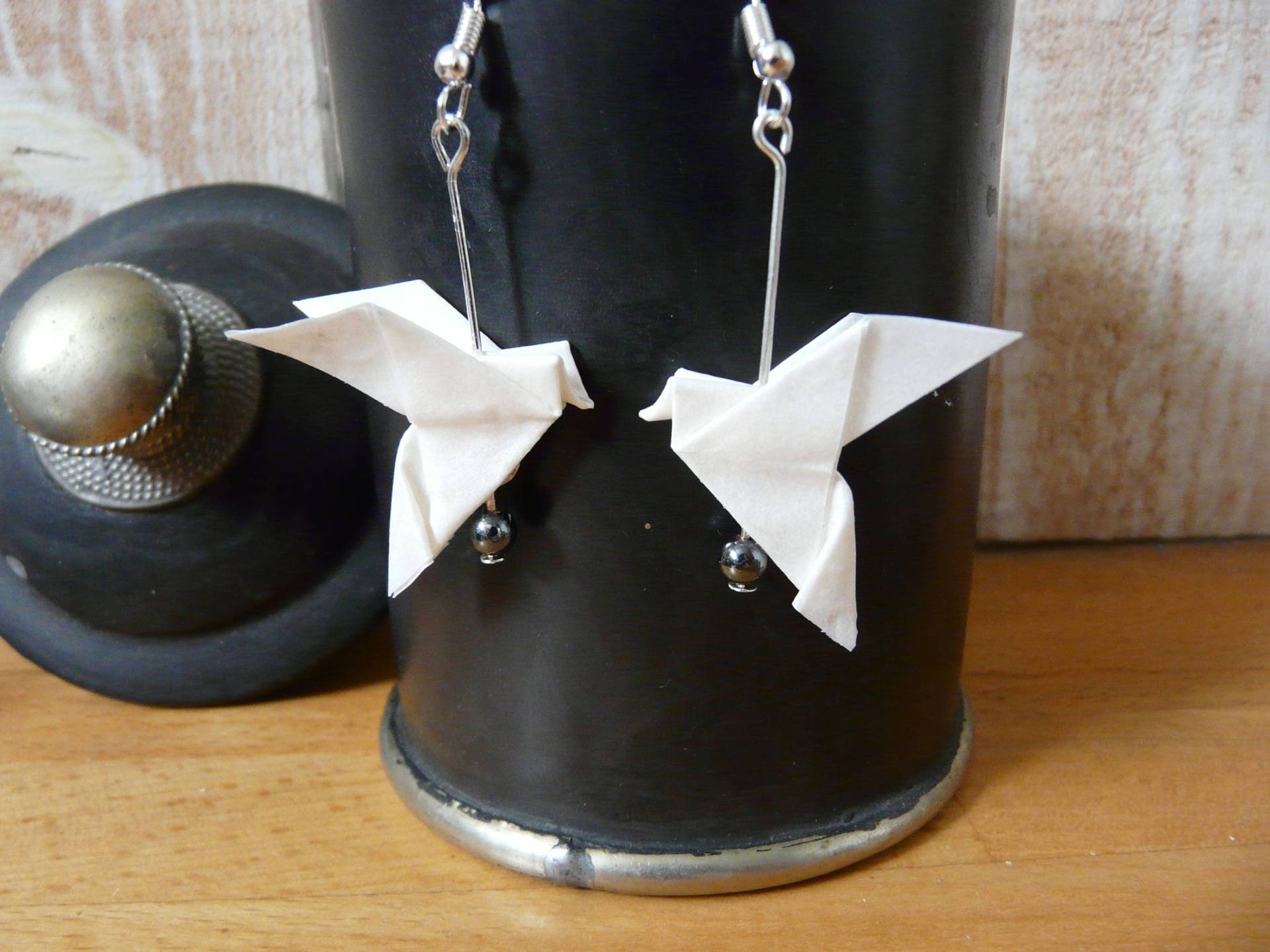 Origami-Ohrringe, Perlmuttfarbene Origami-Tauben, Origami-Vogel, Papiervogel, Perlmuttweißer Schmuck, Transparentpapier-Schmuck Origami-Ohrringe, Perlmuttfarbene Origami-Tauben, Origami-Vogel, Papiervogel, Perlmuttweißer Schmuck, Transparentpapier-Schmuck von lesbijouxdechantal