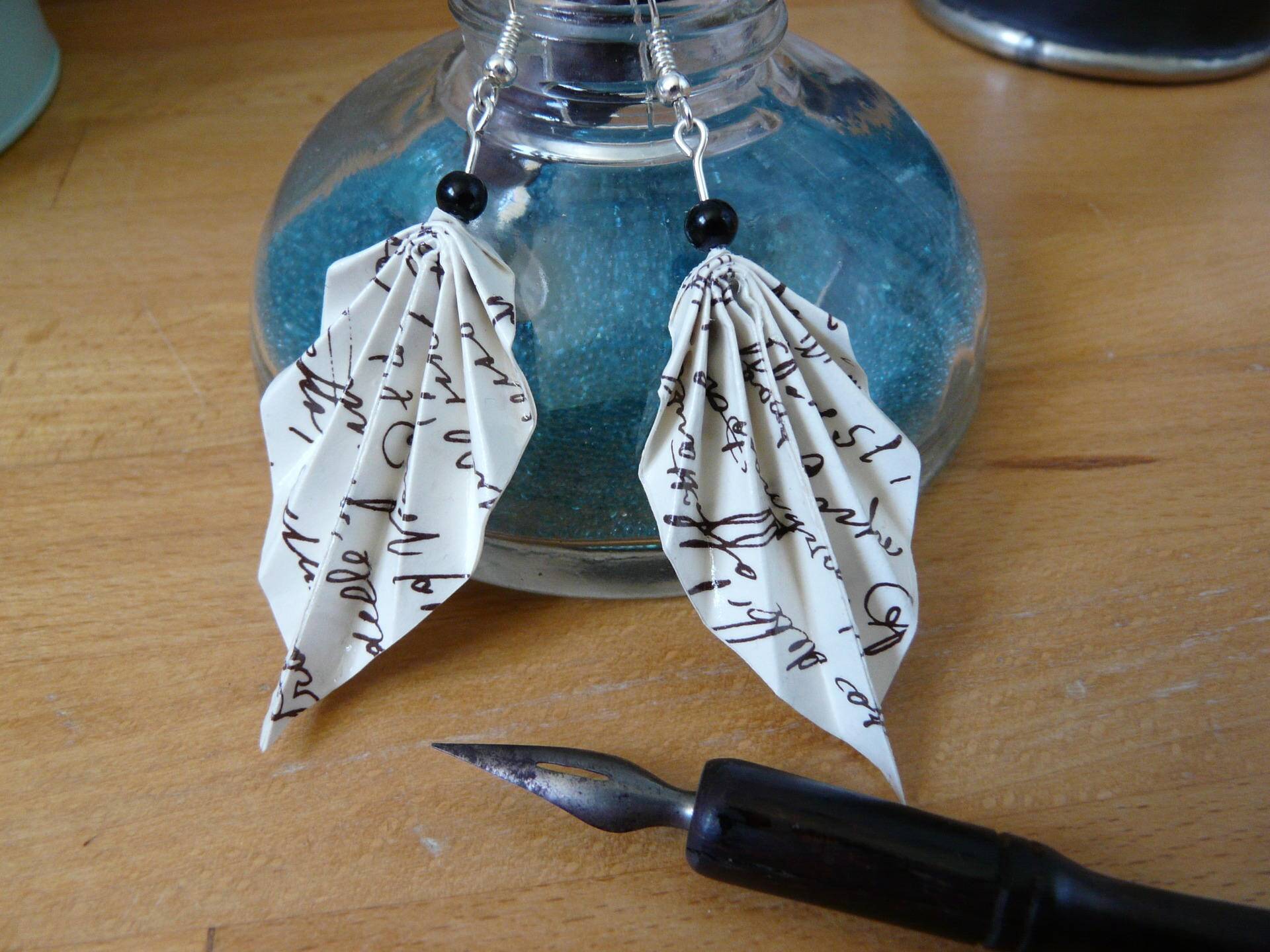 Origami-Ohrringe Mit Papierblättern Und Alter Schrift Origami-Ohrringe Mit Papierblättern Und Alter Schrift von lesbijouxdechantal
