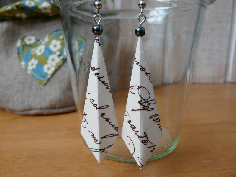 Papierschmuck, Handgeschriebene Papierohrringe Papierschmuck, Handgeschriebene Papierohrringe von lesbijouxdechantal
