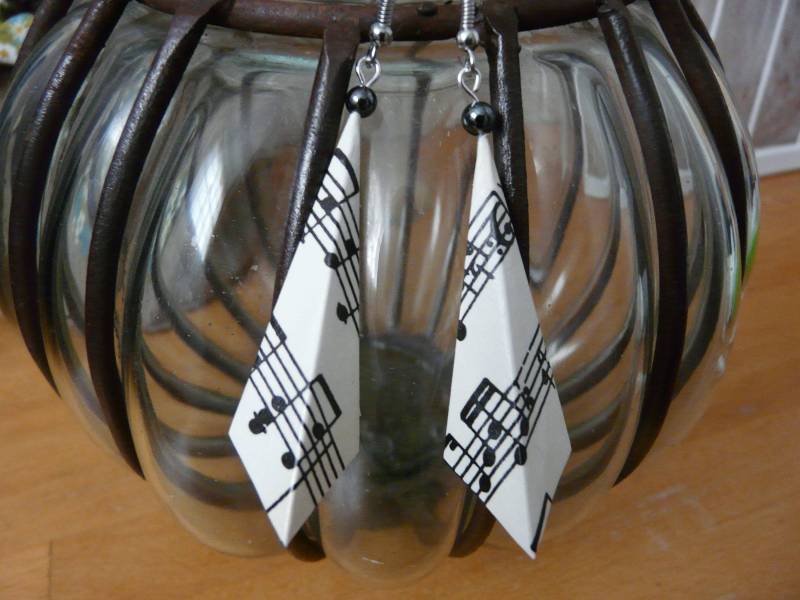Papierschmuck Origami Musikpapier Anhänger Ohrringe Papierschmuck Origami Musikpapier Anhänger Ohrringe von lesbijouxdechantal