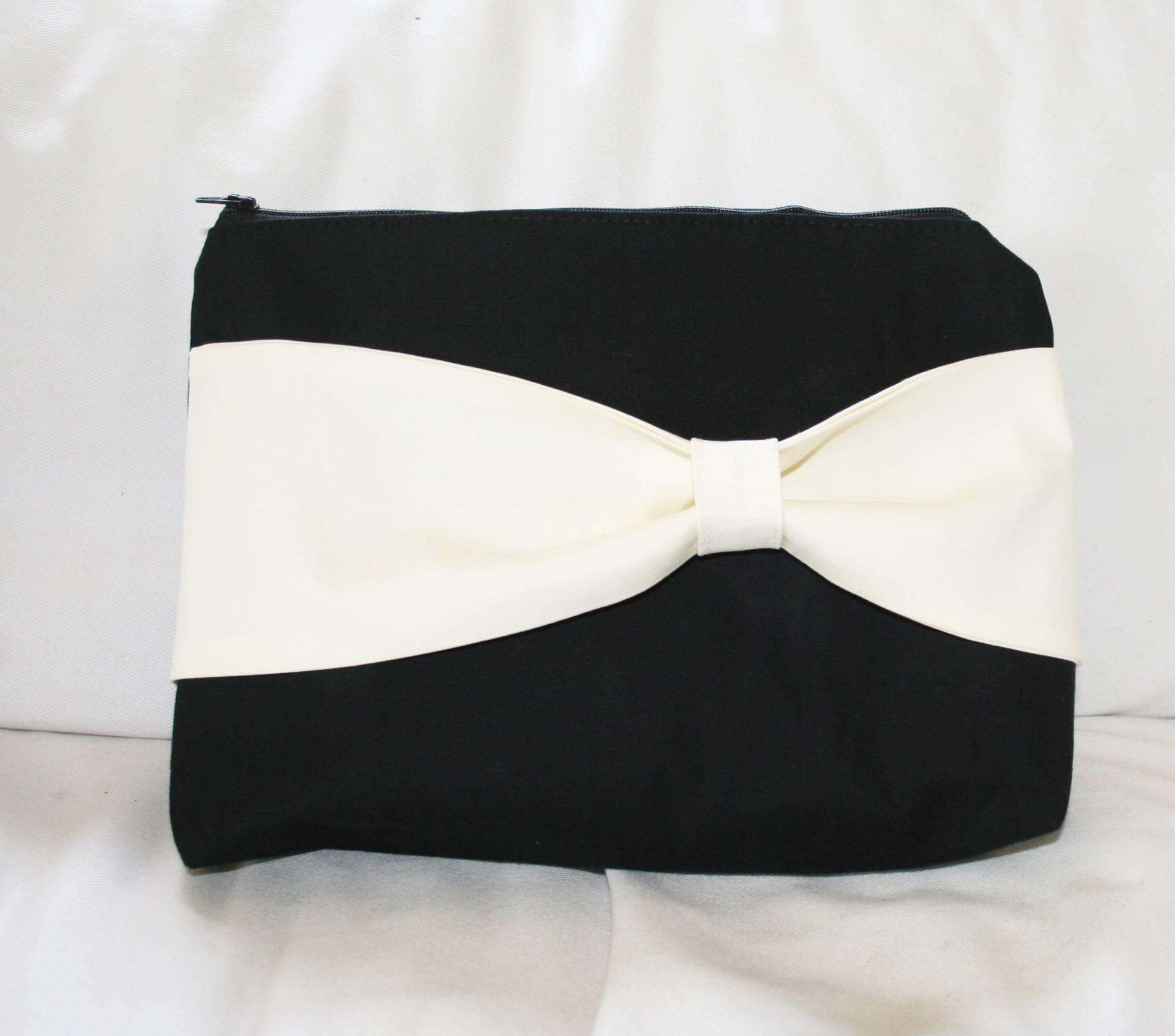 Clutch/Reißverschlusstasche in Schwarz Mit Einer Schleife Beige Clutch/Reißverschlusstasche in Schwarz Mit Einer Schleife Beige von lescargotbags