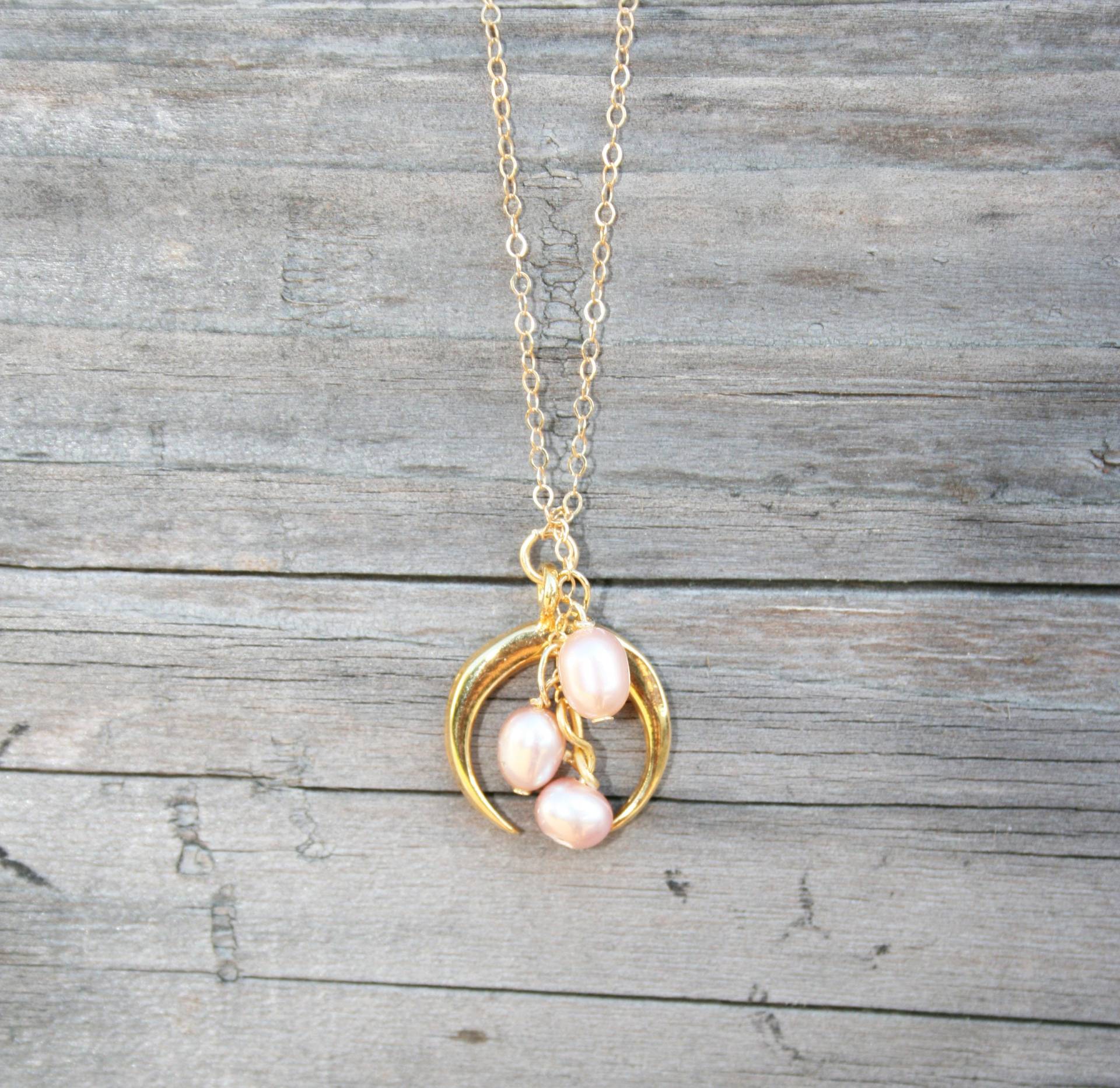 Halbmond Und Perle Anhänger Halskette Halbmond Und Perle Anhänger Halskette von lescargotjewelry