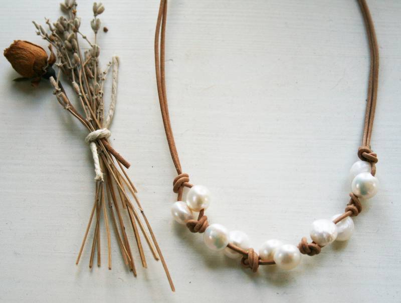 Hellbraune Leder Und Perle Knoten Halskette Hellbraune Leder Und Perle Knoten Halskette von lescargotjewelry