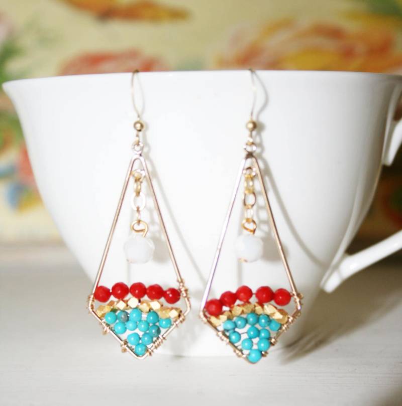 Ohrringe in Dreiecksform Mit Halbedelsteinen Und Milchweißen Perlen Ohrringe in Dreiecksform Mit Halbedelsteinen Und Milchweißen Perlen von lescargotjewelry