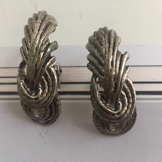 Vintage Ohrringe Clips Auf Silberfarbenen Halbkreis von lesclodettes