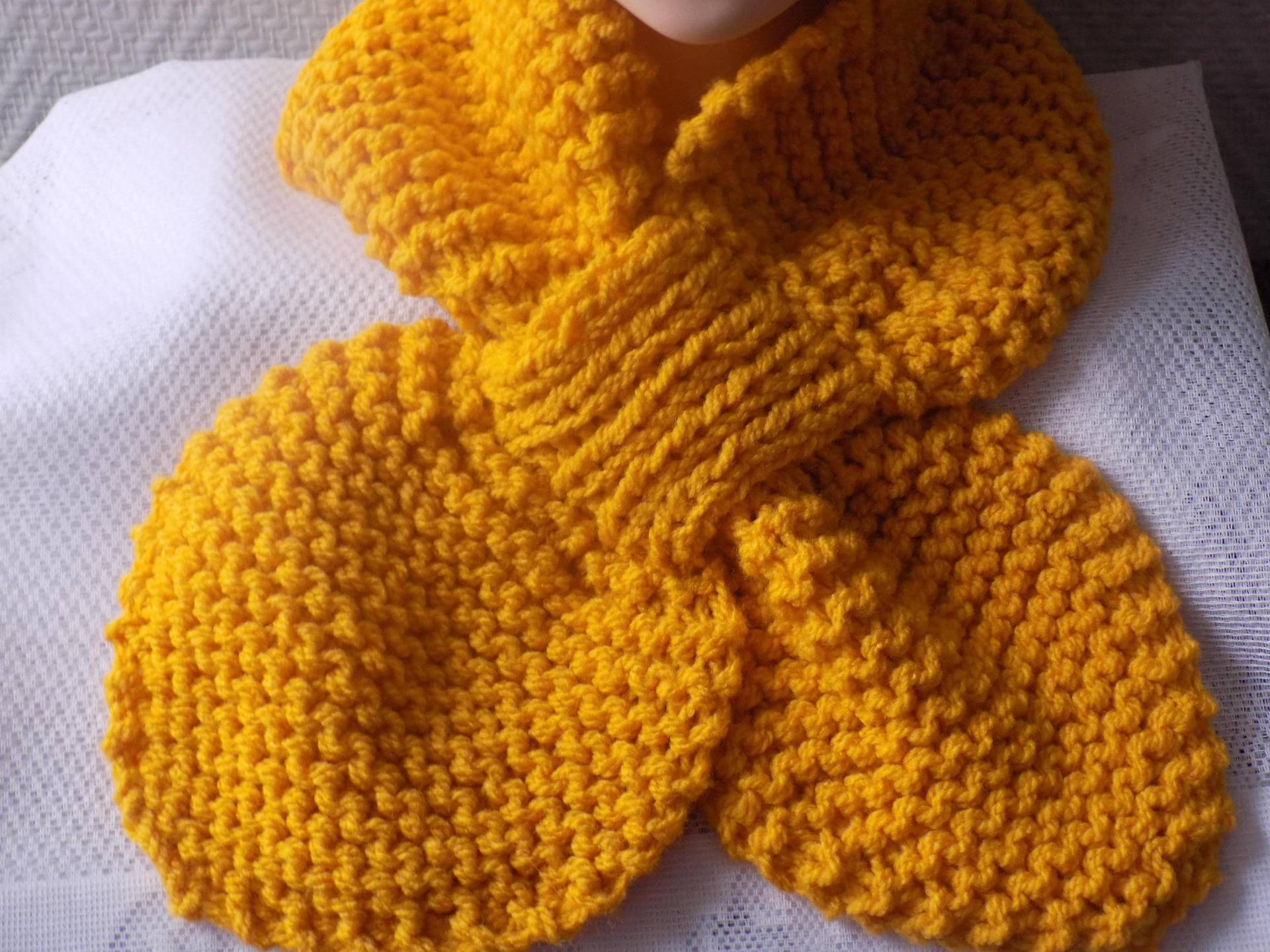 Blattförmiger Schal, Halswärmer, Senfgelb, Gestrickt von lescreationsdemylene