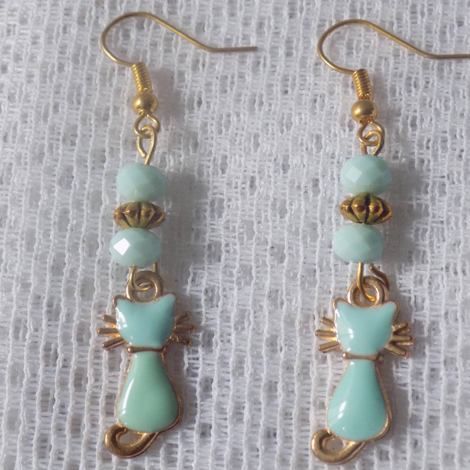 Goldene Ohrringe, Facettierte Blaue Boho-Kristallperlen, Blau-Goldener Emaille-Anhänger Mit Katzensilhouette von lescreationsdemylene