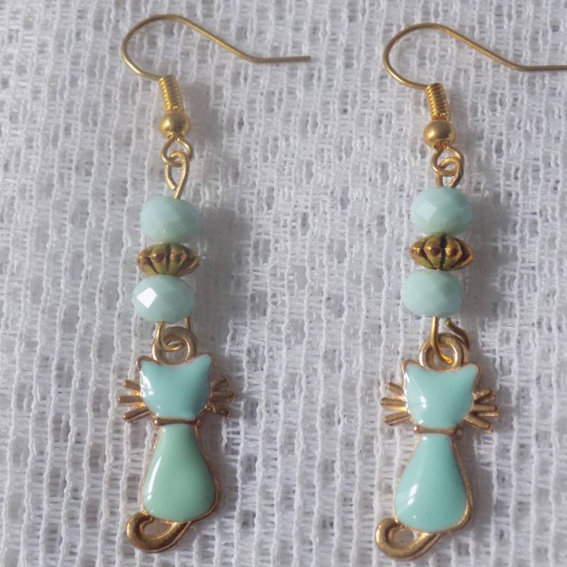 Goldene Ohrringe, Facettierte Blaue Boho-Kristallperlen, Blau-Goldener Emaille-Anhänger Mit Katzensilhouette von lescreationsdemylene