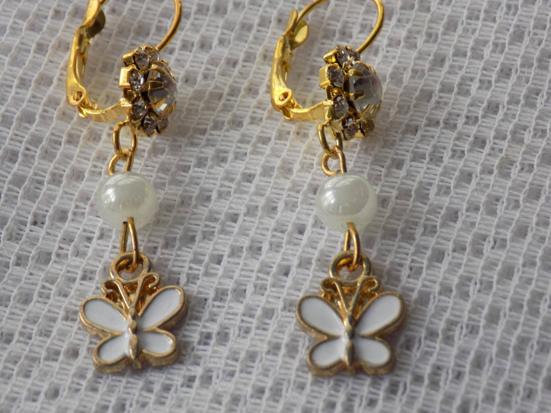Goldene Schlafohrringe, Strasssteine, Weiße Jadeperle, Weißer Emaille-Schmetterlingsanhänger Goldene Schlafohrringe, Strasssteine, Weiße Jadeperle, Weißer Emaille-Schmetterlingsanhänger von lescreationsdemylene
