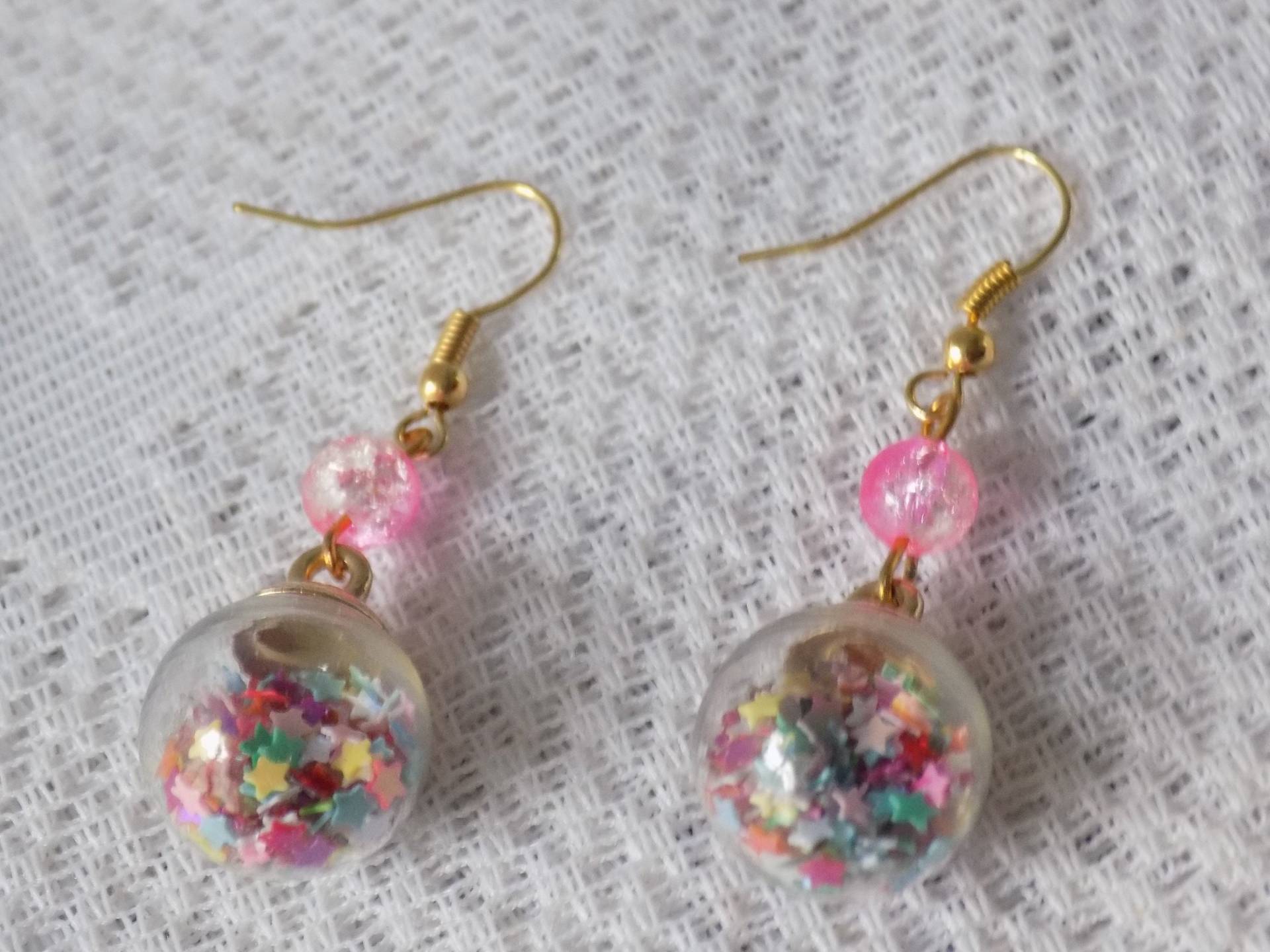 Ohrhänger, Gold, Rosa Und Mehrfarbig, Kugel Besetzt Mit Sternförmigen Strasssteinen, Gesprungene Glasperle Ohrhänger, Gold, Rosa Und Mehrfarbig, Kugel Besetzt Mit Sternförmigen Strasssteinen, Gesprungene Glasperle von lescreationsdemylene