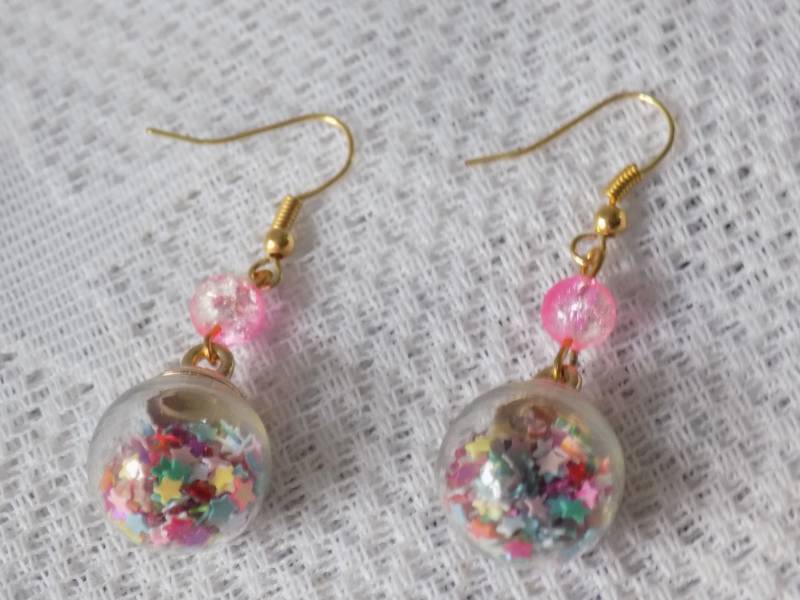 Ohrhänger, Gold, Rosa Und Mehrfarbig, Kugel Besetzt Mit Sternförmigen Strasssteinen, Gesprungene Glasperle Ohrhänger, Gold, Rosa Und Mehrfarbig, Kugel Besetzt Mit Sternförmigen Strasssteinen, Gesprungene Glasperle von lescreationsdemylene