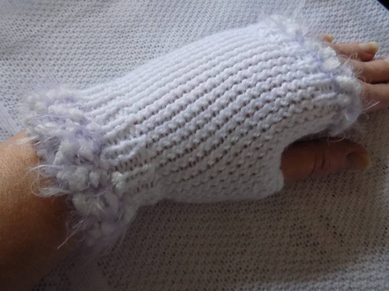 Paar Weiße Und Violette Fäustlinge Aus Schicker Wolle Mit Kleinen Pompons, Gestrickt von lescreationsdemylene