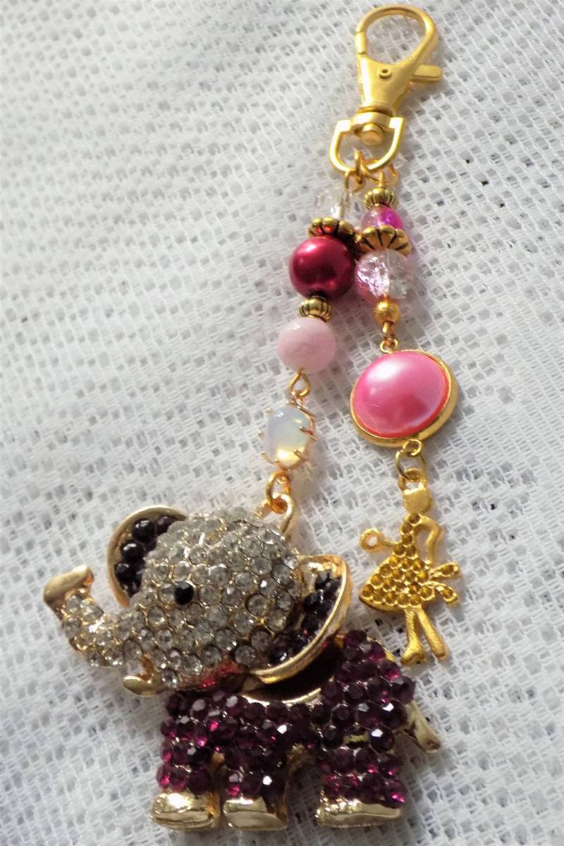 Taschen - Oder Rückspiegelschmuck, Schlüsselanhänger, Gold Und Rosa, Glasperlen, Metallperlen, Cabochon, Charm, Elefantenanhänger Mit von lescreationsdemylene