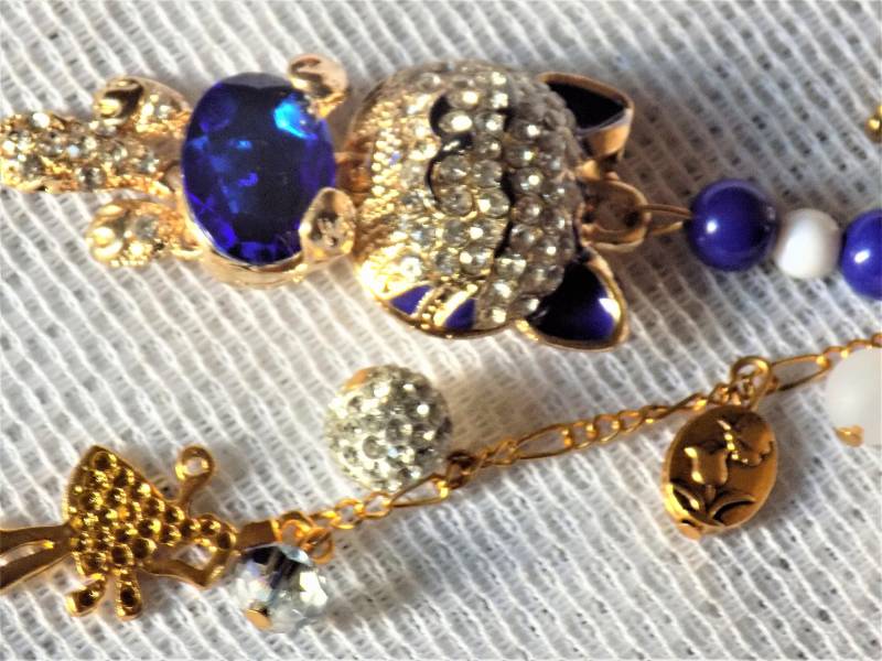 Taschenanhänger, Katzen-Schlüsselanhänger, Gold Und Blau, Glasperlen, Metallperlen, Kristall-strasssteine, Weiße Shamballa-Perlen, Charm von lescreationsdemylene