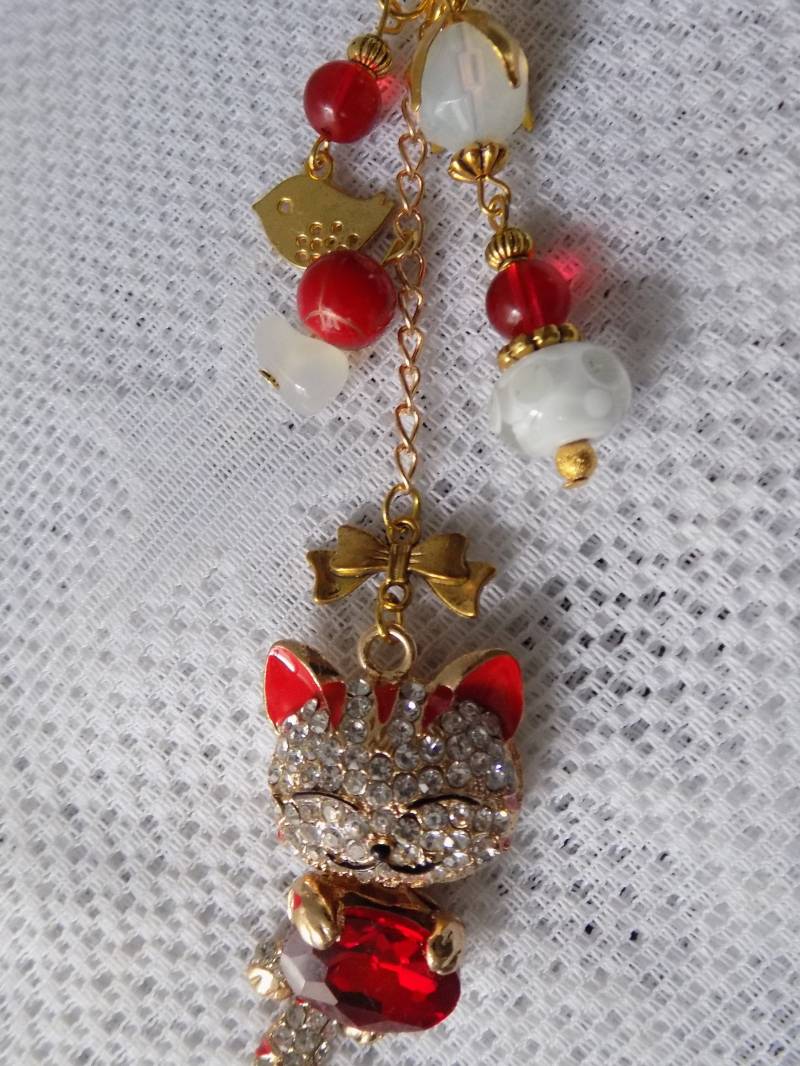 Taschenanhänger, Schlüsselanhänger, Farben Gold, Rot Und Weiß, Glasperlen, Metallperlen, Anhänger, Großer Katzenanhänger Mit Strasssteinen Verziert von lescreationsdemylene