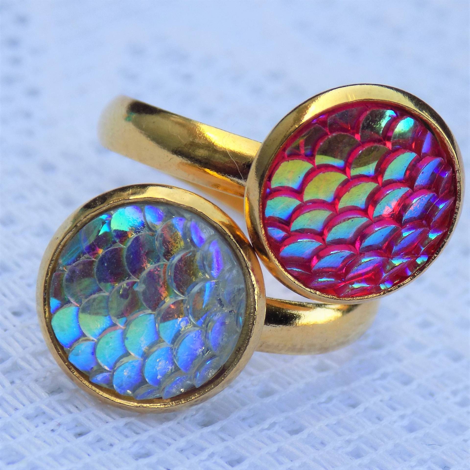 Verstellbarer, Vergoldeter Doppel-Tablettring, Runde Harz-Cabochons, Schuppenmuster, Farben Rosa Und Silber von lescreationsdemylene