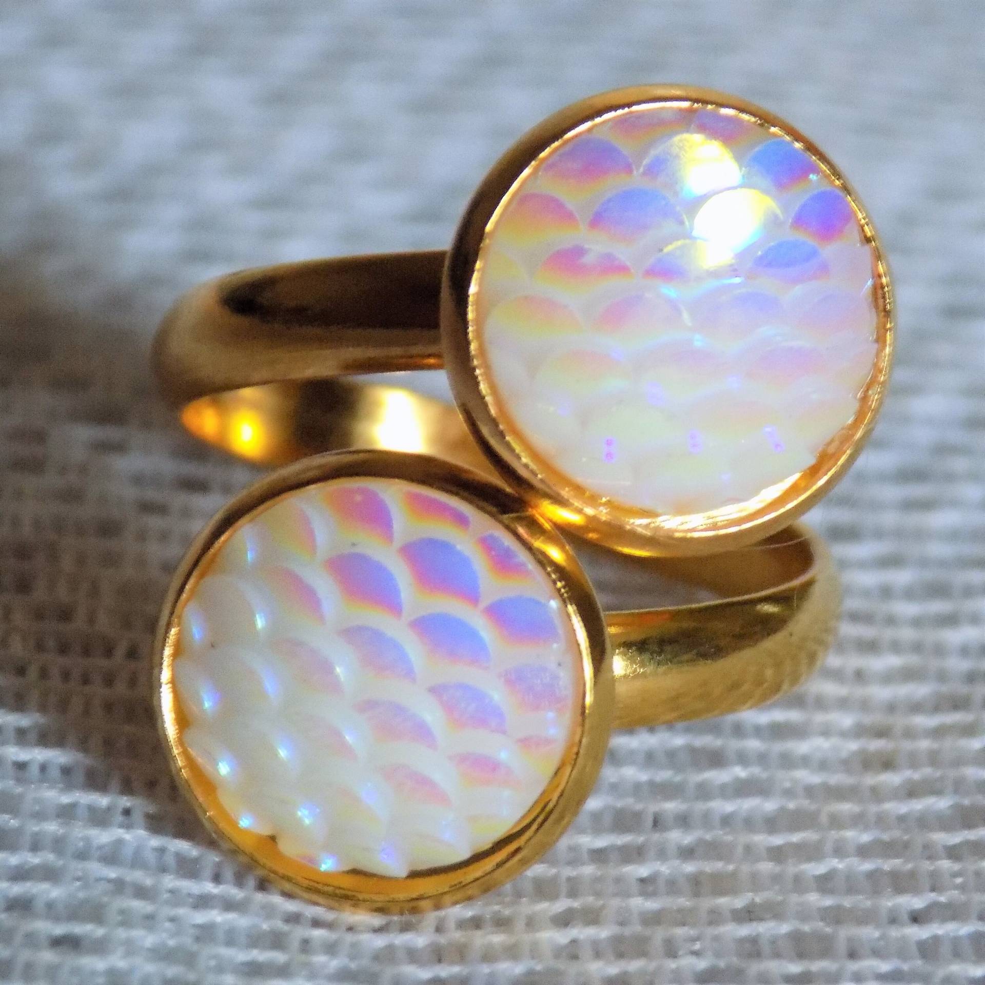 Verstellbarer Doppelstützring, Gold - Und Weißfarben, Harz-Cabochons, Schuppenmuster von lescreationsdemylene