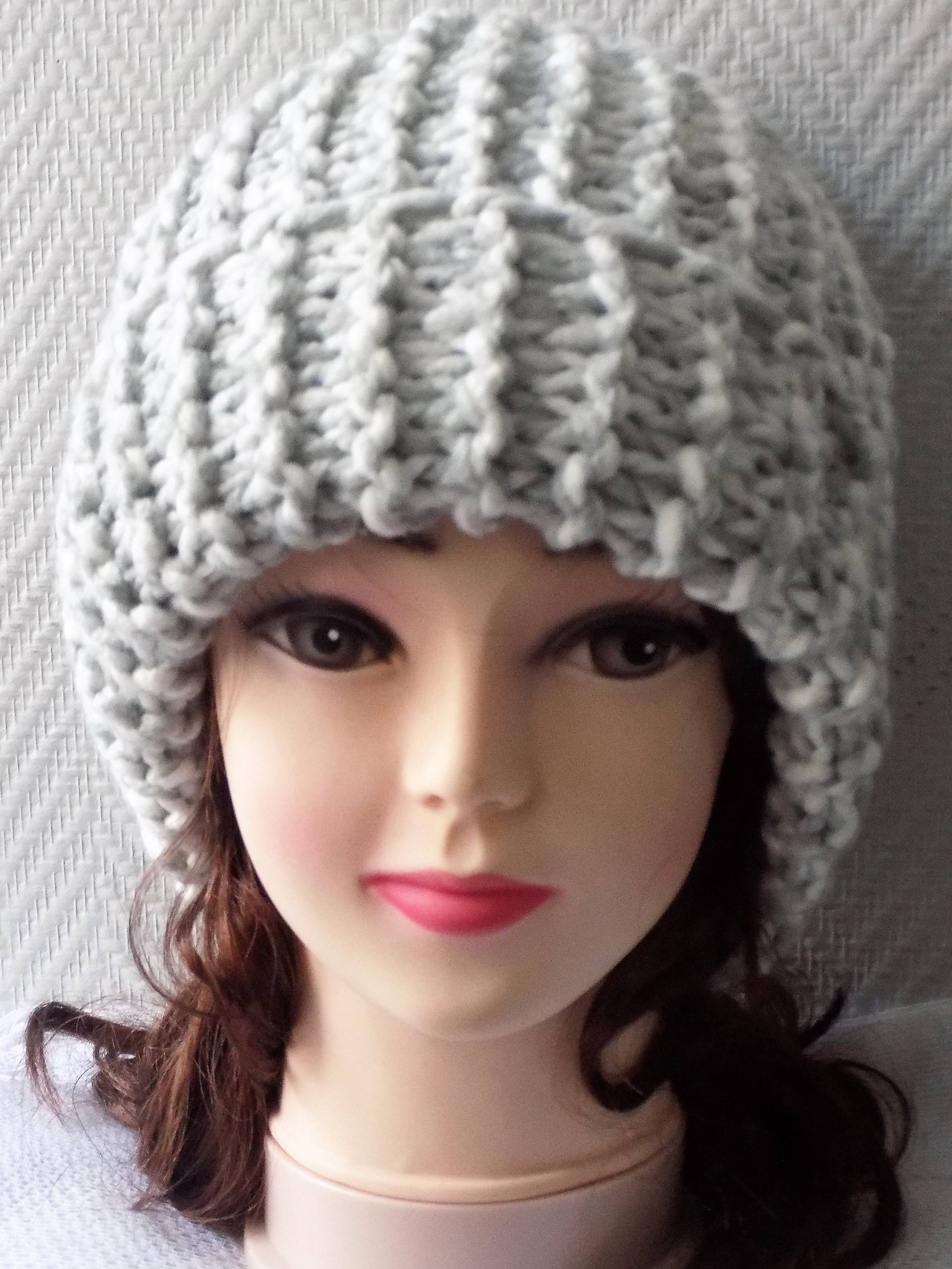 strickmütze Aus Sehr Dicker Wolle, in Hellgrau Und Ecru von lescreationsdemylene