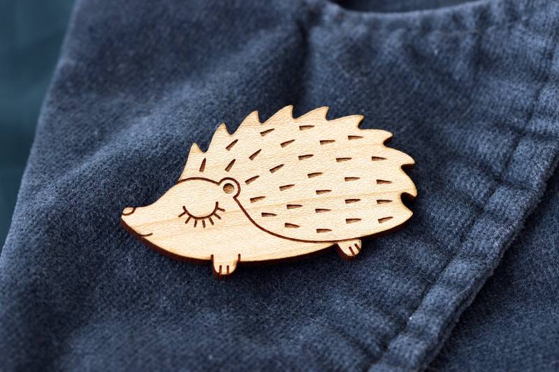 Brosche Hérisson in Bois Gravé Au Laser - Bijoutier Mignon Et Metal Cadeau D'amitié von lesfollesmarquises