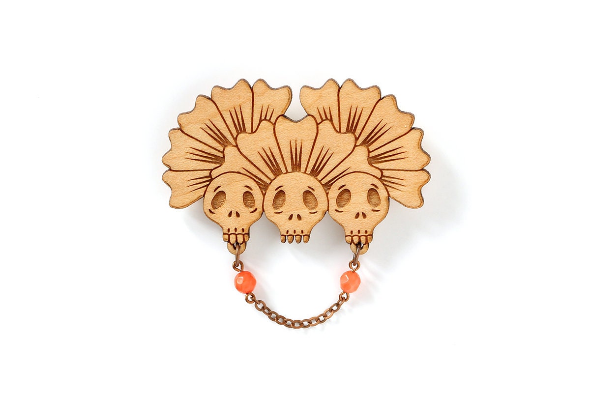 Drei Totenköpfe Mit Blumen Brosche Aus Lasercut Holz Kette Und Perlen - Gothic Pin Goth Accessoire Halloween Dunkel Schmuck Vanitas von lesfollesmarquises