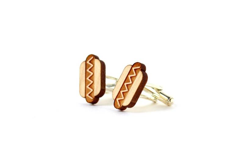 Ein Paar Knäuel Hotdog - Rote Herzen in Lasergravur Blaues Accessoire Bijou Kitsch Für Homme Marié Temoin von lesfollesmarquises