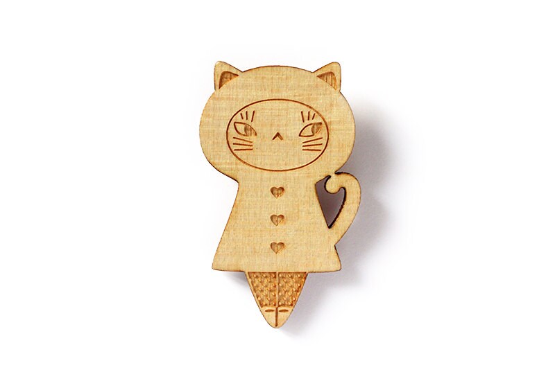 Holzpuppenbrosche - Kleine Katzennadel Kätzchenzubehör Matroschka-Schmuck Kokeshi Lasergeschnittenes Ahornholz Süßes Kawaii von lesfollesmarquises