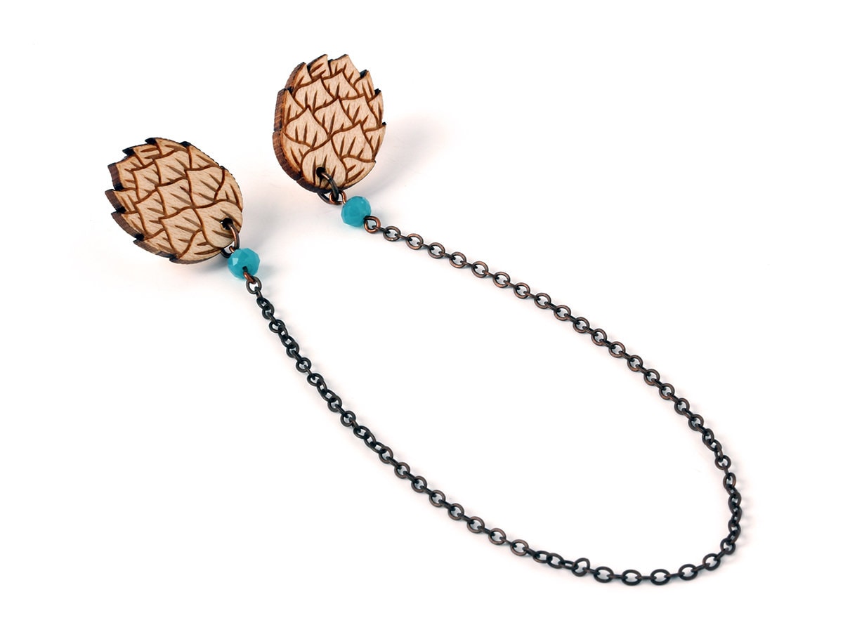 Hopfen Kragennadeln Mit Kette - Florale Cardigan Clips Hemdspangen Holz Pullover Schützer Herbst Brosche Lasercut Holzschmuck von lesfollesmarquises