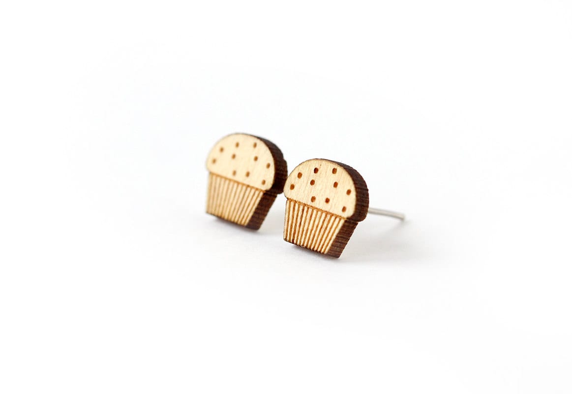 Muffin Ohrstecker - Kleine Ohrringe Mini Schmuck Graphisch Lasercut Holz Chirurgenstahl von lesfollesmarquises