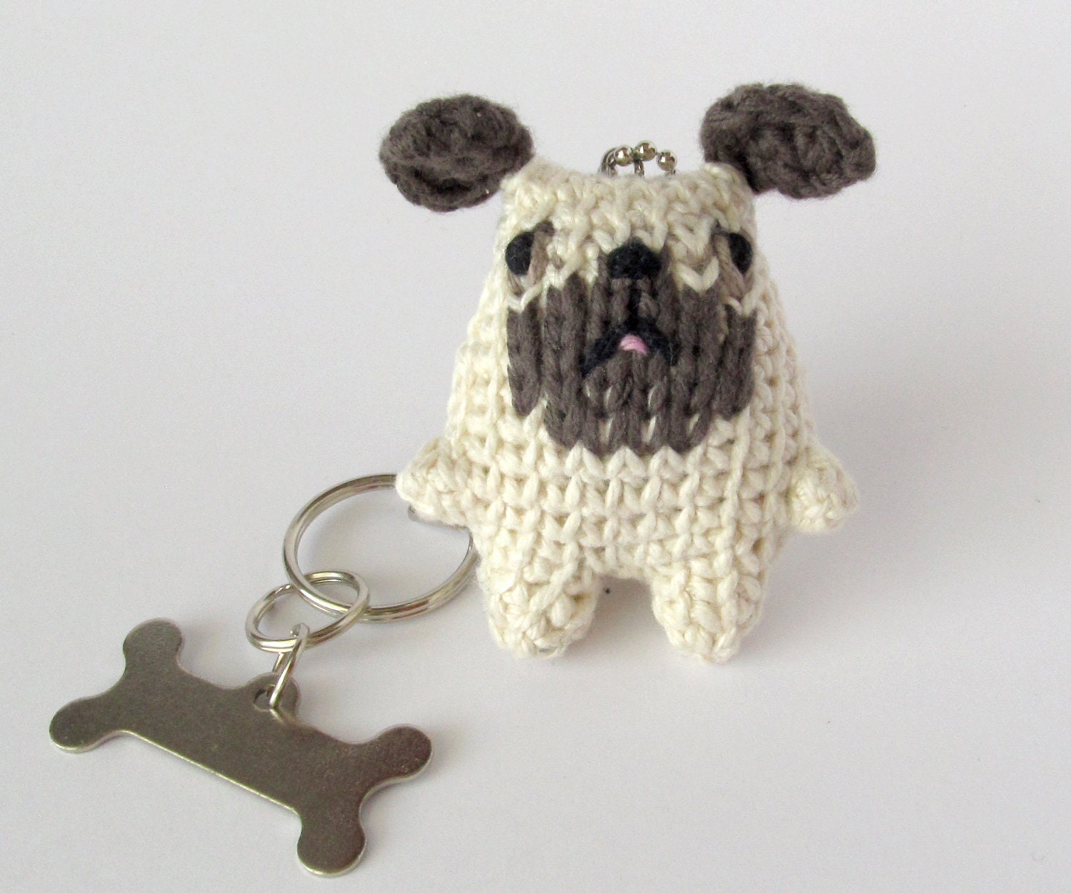 Mops Anhänger Mit Knochen Für Schlüsseln Und Taschen Mops Anhänger Mit Knochen Für Schlüsseln Und Taschen von lesfrotteurs