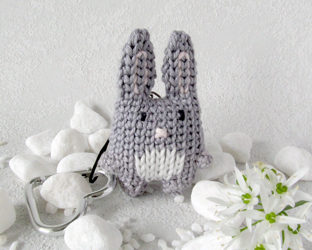 Schlüsselanhänger Häschen, Grauer Hase Mit Weißem Bäuchlein, Tier Miniatur Taschenanhänger Karabiner Oder Schlüsselring Schlüsselanhänger Häschen, Grauer Hase Mit Weißem Bäuchlein, Tier Miniatur Taschenanhänger Karabiner Oder Schlüsselring von lesfrotteurs