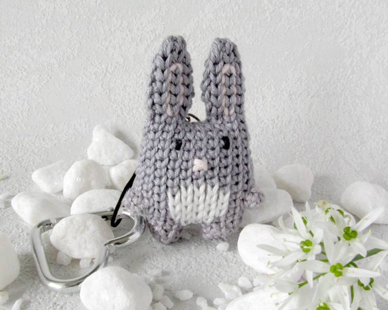 Schlüsselanhänger Häschen, Grauer Hase Mit Weißem Bäuchlein, Tier Miniatur Taschenanhänger Karabiner Oder Schlüsselring Schlüsselanhänger Häschen, Grauer Hase Mit Weißem Bäuchlein, Tier Miniatur Taschenanhänger Karabiner Oder Schlüsselring von lesfrotteurs