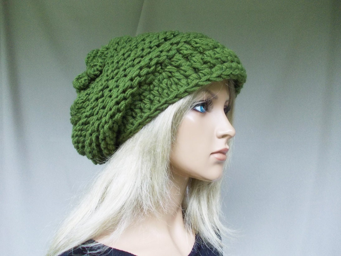 Beanie Im Grobstrick Mit Gehäkeltem Schirm, Moosgrün Kleiner Häkelblüte Als "Bommel", Boho, Lieferung Geschenk Und Waschanleitung von lessigfashion