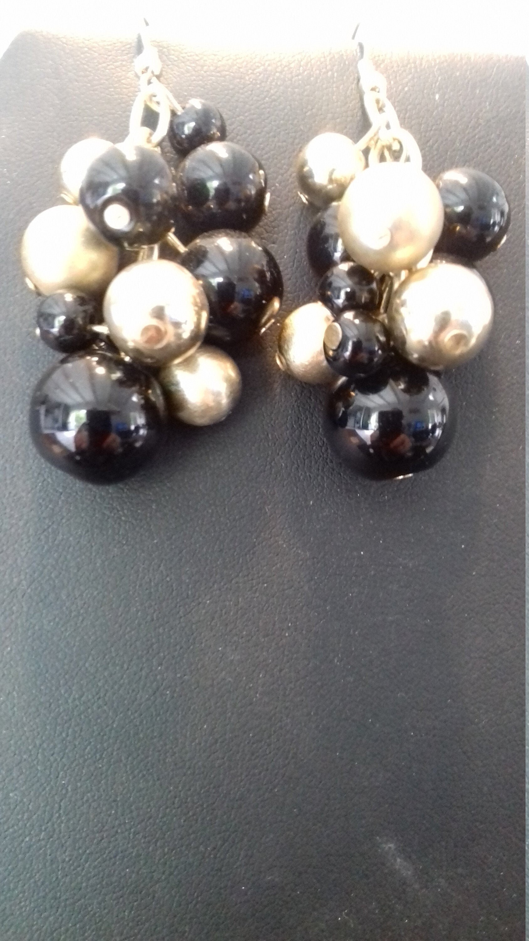 Ausgefallene, Originelle, Handgefertigte Ohrringe Für Damen Aus Gold Und Schwarzen Perlen Ausgefallene, Originelle, Handgefertigte Ohrringe Für Damen Aus Gold Und Schwarzen Perlen von lestresorsdedouchka