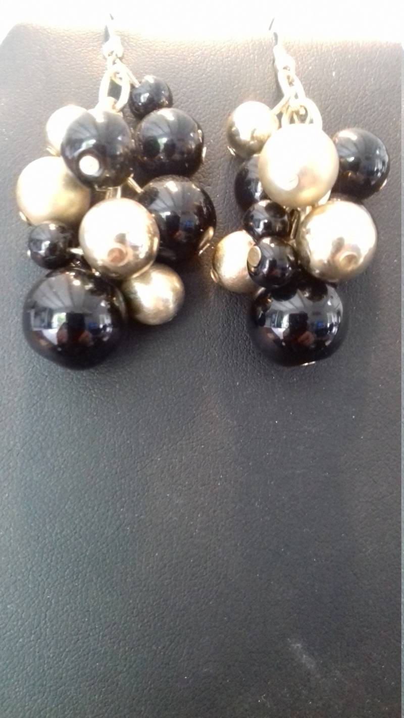 Ausgefallene, Originelle, Handgefertigte Ohrringe Für Damen Aus Gold Und Schwarzen Perlen Ausgefallene, Originelle, Handgefertigte Ohrringe Für Damen Aus Gold Und Schwarzen Perlen von lestresorsdedouchka